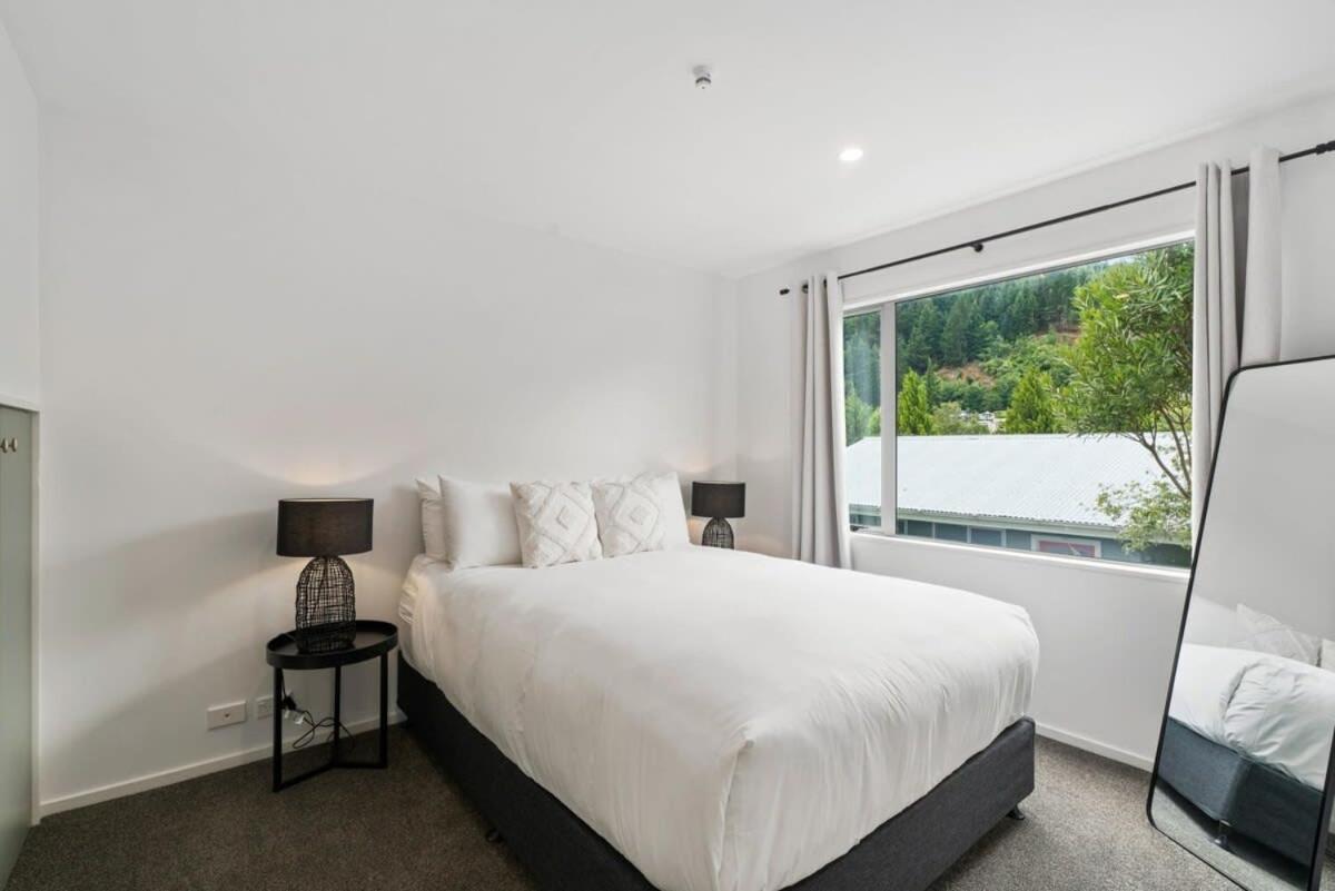 Central Queenstown Luxury Exterior photo